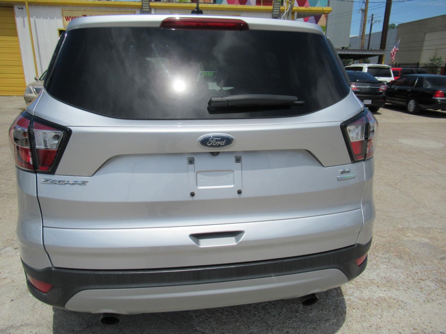 2017 Silver /Black Ford Escape SE FWD (1FMCU0GDXHU) with an 1.5L L4 DOHC 16V engine, Automatic transmission, located at 1511 North Shepherd Dr., Houston, TX, 77008, (281) 657-1221, 29.798361, -95.412560 - 2017 FORD ESCAPE SE VIN: 1FMCU0GDXHUE54105 1 F M C U 0 G D X H U E 5 4 1 0 5 4 DOOR WAGON/SPORT UTILITY 1.5L I4 F DOHC 16V GASOLINE FRONT WHEEL DRIVE - Photo#17